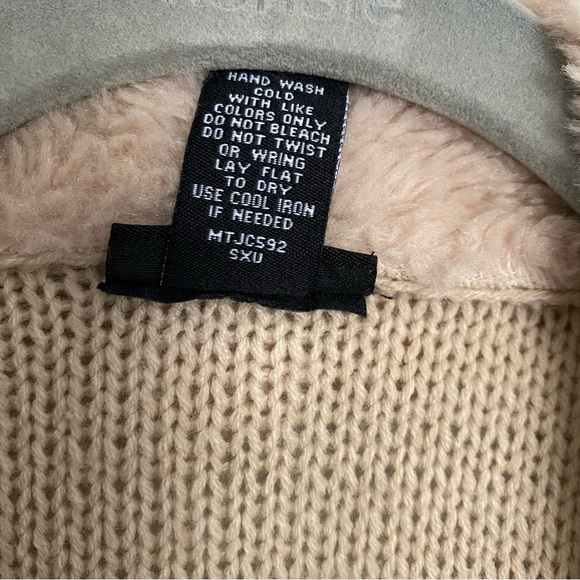 Neutral knitted cardigan with fake fur collar - Picture 4 of 7